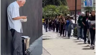 Jovens fazem fila e compram todos os biscoitos de idoso triste na rua; vídeo