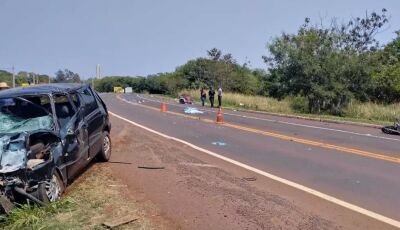 Puxando carretinha, homem perde controle de moto, bate em carro e morre 