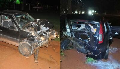 Quatro pessoas ficam feridas e carros destruídos em batida 