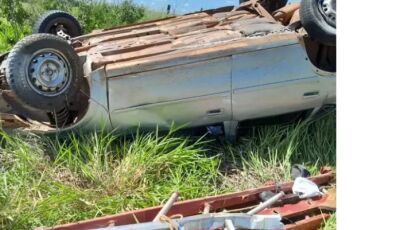 Carro ocupado por irmãos eletricistas capota e um deles morre