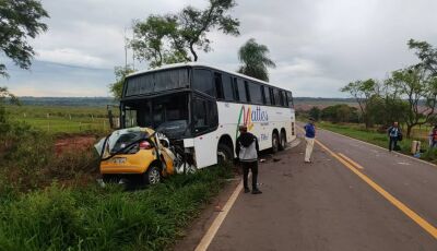 Acidente entre carro e ônibus que transportava trabalhadores deixa um morto