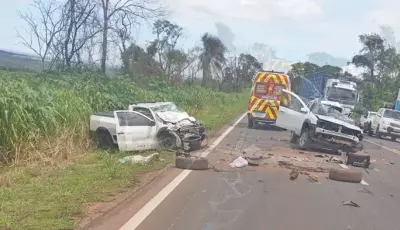 Forte acidente entre duas picapes deixa vítima fatal no local