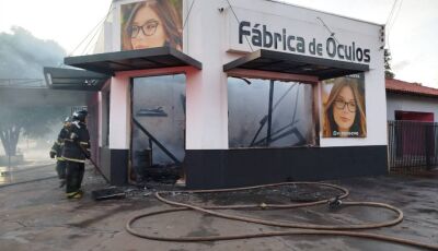 Incêndio destrói fábrica de óculos e sorveteria