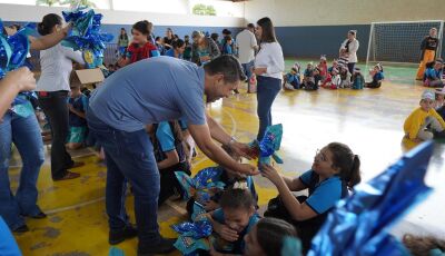 Confira as FOTOS das entregas de Ovos de Páscoa na Escola Feitosa e do CEI em Vicentina