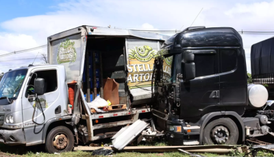 Acidente entre caminhão de cerveja e carreta com farelo deixa trânsito lento na BR-163 