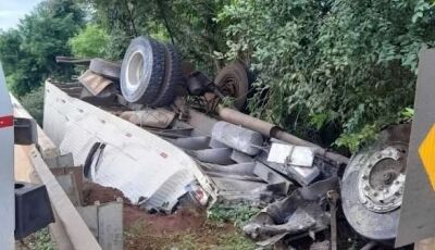 Caminhoneiro morre após veículo tombar e cair em rio na BR-163
