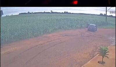 Carro fura bloqueio da polícia, na tentativa fuga suspeito foge pelo milharal em Vicentina-MS 