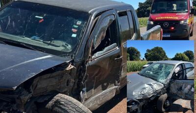 Acidente entre caminhonete Nissan Frontier e Chevrolet Ônix, apesar da gravidade todos saem ilesos