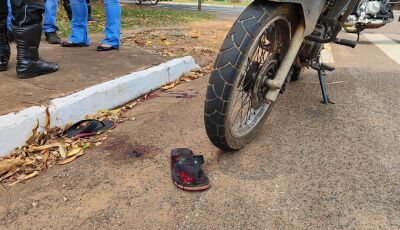 Motociclista é atingido por caminhão e sofre lesão grave no tornozelo
