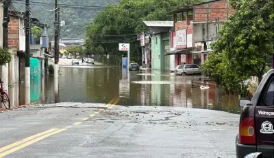 Chuvas bloqueiam trecho de serra e deixam pessoas ilhadas em Ubatuba