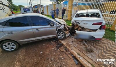 Motorista rampa quebra-molas, bate em carro e arrebenta grade de instituição