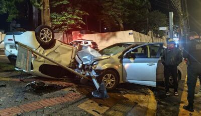 Carro fica destruído em capotamento na Espírito Santo com a Afonso Pena