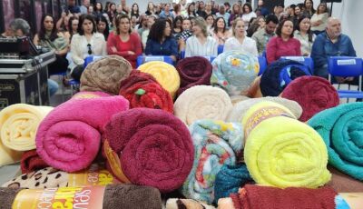 Dia D de solidariedade: SED realiza entrega simbólica de doações para a campanha 'Seu Abraço Aquece'