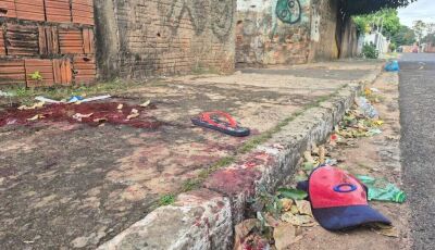 Jovem é morto com 12 tiros em frente de residência