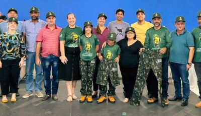 Prefeitura entrega uniformes para integrantes do programa Jovem Protetor da Natureza em Jateí