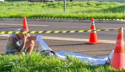 Motociclista de 28 anos morre após bater em meio-fio e ser lançado contra poste 