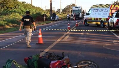 TRAGÉDIA: Motociclista é arremessado após bater em carro e morre atropelado por caminhão