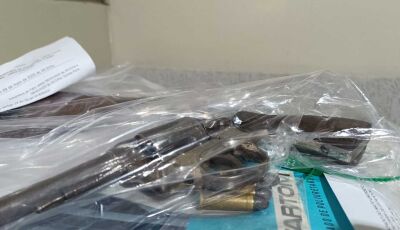 Foragido joga arma no quintal ao ver viatura e acaba preso