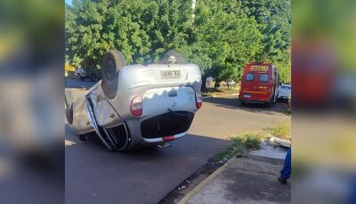 Carro capota após acidente em cruzamento com a Av. Marechal Deodoro