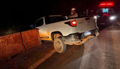 Motorista bate em mureta e fica à beira de cair de ponte em Ivinhema