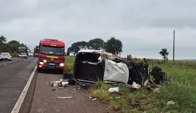 Batida frontal entre caminhão-baú e picape acaba com motorista morto