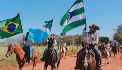 Cavalgada da Fogueira mantém tradição e muita participação em Jateí, veja algumas FOTOS