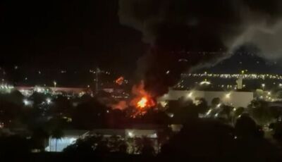 Incêndio de grandes proporções atinge galpão na Mata do Jacinto