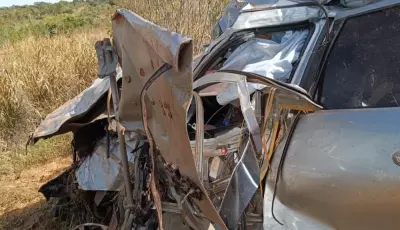 Homem morre após capotar caminhonete e ficar preso as ferragens