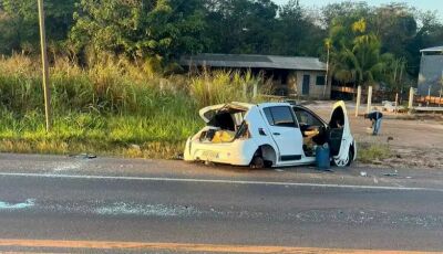 Carro com 600 kg de maconha capota na BR-262 e motorista foge a pé