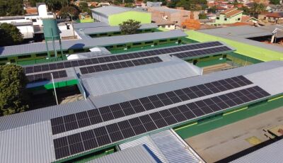 Placas solares e produção de energia limpa levam modernidade e economia de gastos às escolas estadua