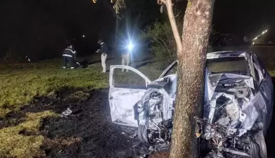 TRAGÉDIA: Rapaz morre e criança é socorrida após carro bater em árvore e pegar fogo