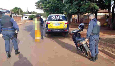 Homem é detido após manobras perigosas com moto em frente a escola