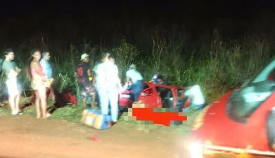 Mulher morre e quatro ficam feridos em acidente entre carro e ônibus 