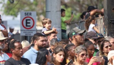 Estudantes, forças armadas e de segurança pública participam do desfile de 7 de Setembro em Campo Gr