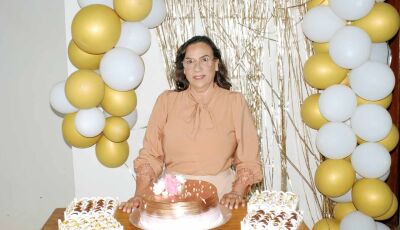 Comemorou mais um ano de vida juntamente com sua família a querida Cida Mamede