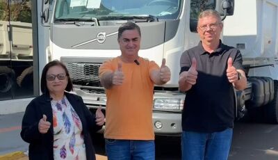 Jateí celebra chegada de mais 02 caminhões para reforçar a frota municipal