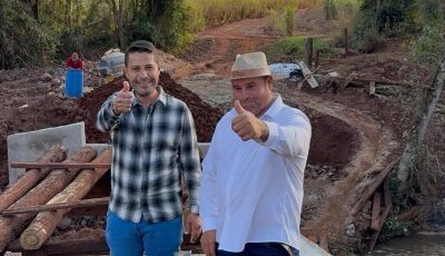 Nova gestão cumpre outro compromisso e mais uma ponte está sendo construída em Vicentina