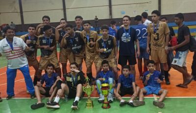Vicentina conquista campeonato em duas categorias em competição regional de futsal