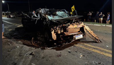 Grave acidente entre carro e carreta bitrem mata jovem