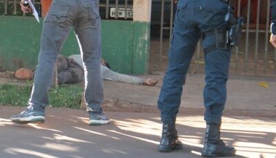 Homem é baleado e morre na calçada
