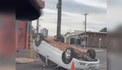 Carro capota após batida em frente de hospital