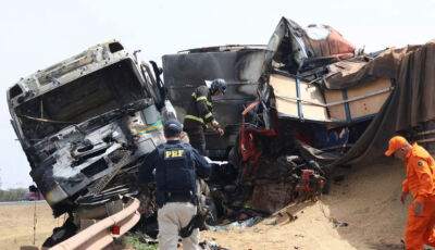 Colisão entre carretas provoca morte e interdição na BR-163
