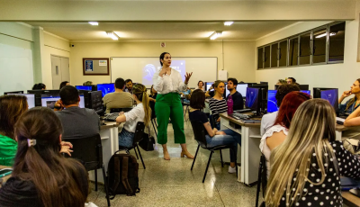 UNIGRAN capacita professores para uso de inteligência artificial (IA) no ensino