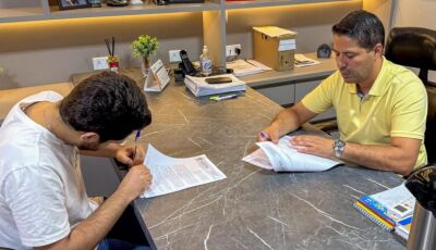 Compromisso com estudantes: Prefeito assina termo que garante transporte universitário em Vicentina