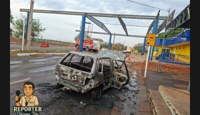 Jovens incendeiam carro apreendido em frente à base da PRF 