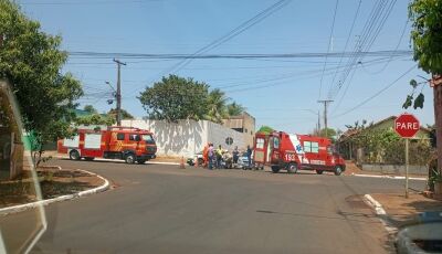Acidente entre moto e carro mobiliza socorristas na Avenida 9 de Julho e rua Rio Dourados