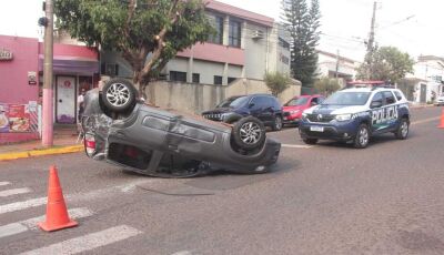 Motorista fura sinal e Uno capota em batida com Jeep Renegade no Jardim dos Estados