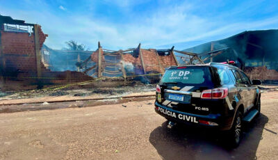 Mulher é presa em flagrante após provocar incêndio que destruiu ferro-velho