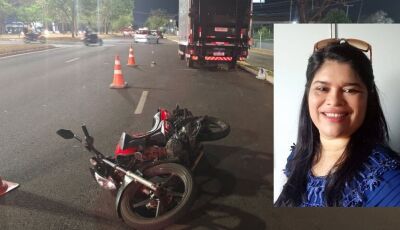 Passageira de moto morre dias após parar debaixo de caminhão 