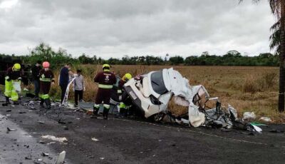 Identificada vítima de batida com carreta que deixou carro partido ao meio